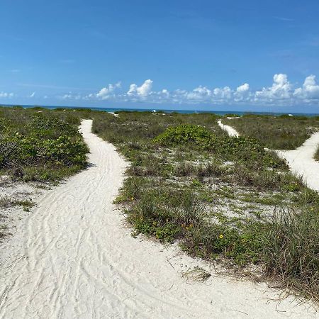 Tropical Winds Beachfront Motel And Cottages Санибел Екстериор снимка
