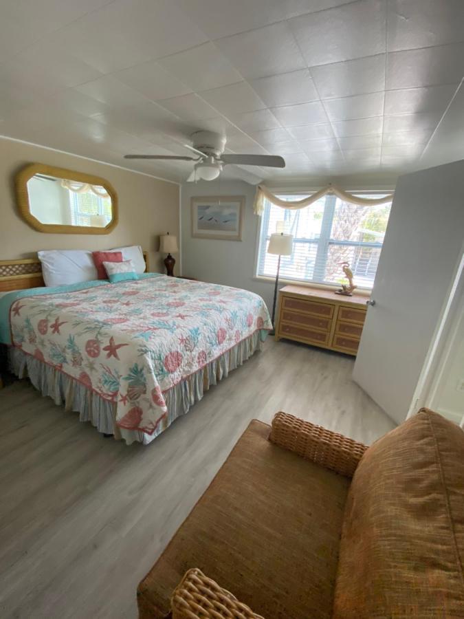 Tropical Winds Beachfront Motel And Cottages Санибел Екстериор снимка