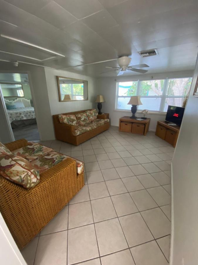 Tropical Winds Beachfront Motel And Cottages Санибел Екстериор снимка