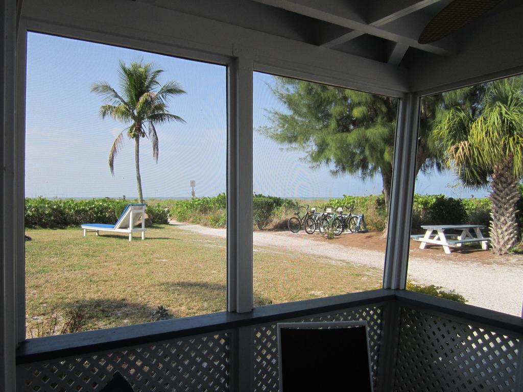 Tropical Winds Beachfront Motel And Cottages Санибел Екстериор снимка